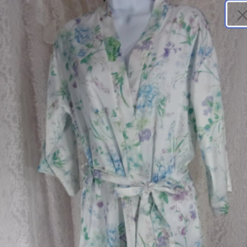 Flora Nikrooz, Short Robe White Satin, Hydrangea Purple Floral NWOT
